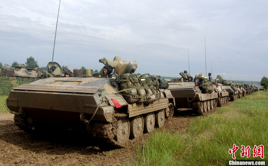沈阳军区某装甲旅战车进行草原机动演练