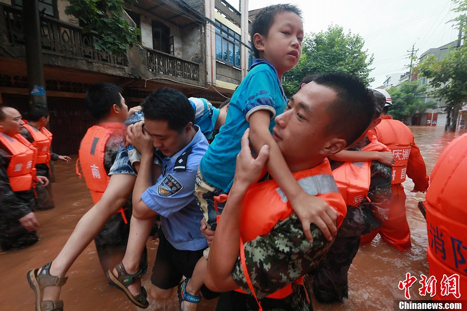 25艘冲锋舟,355人,于6月30日连夜赶赴潼南县及其邻近的铜梁县抗洪抢险