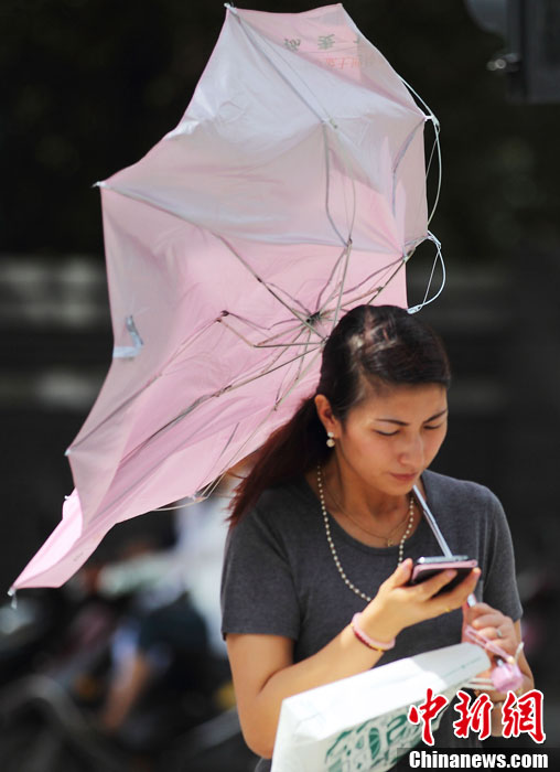 南京街头大风起行人阳伞被吹翻