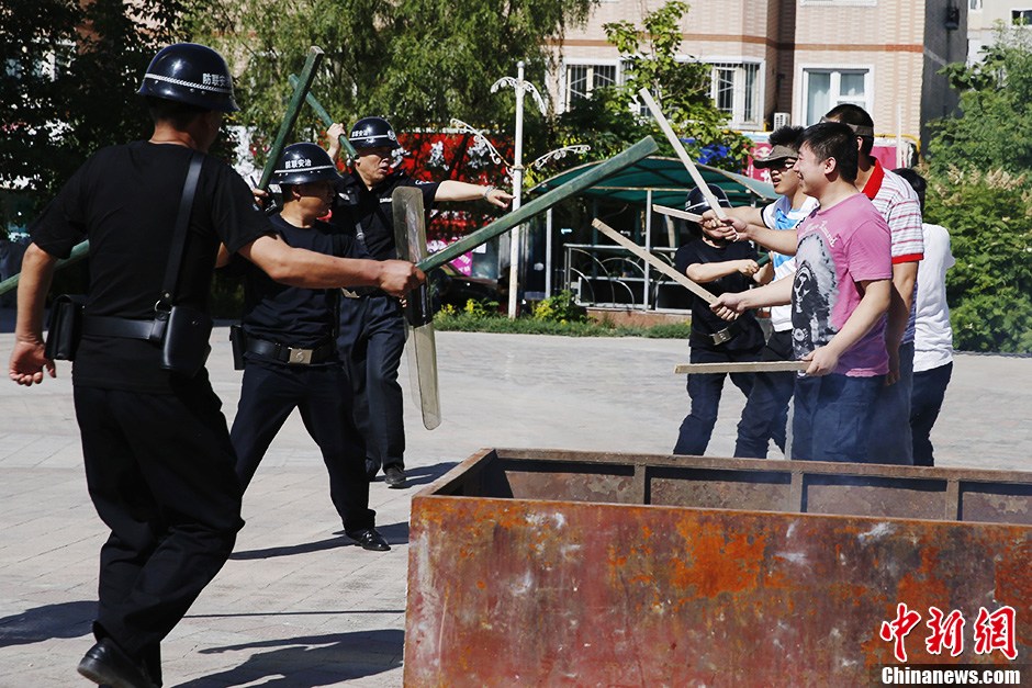 乌鲁木齐举行维稳处突演习