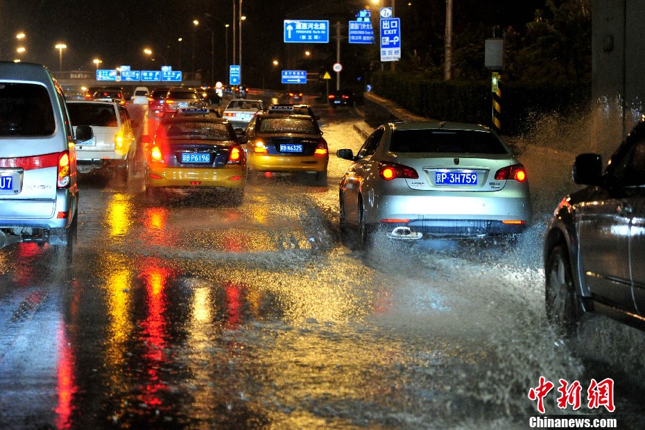 京城夜晚遭遇雷电阵雨为小暑节气退烧