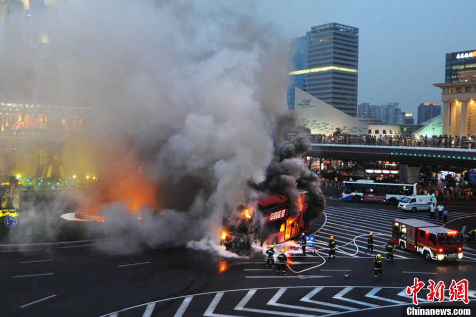 上海陆家嘴一旅游观光双层巴士发生自燃