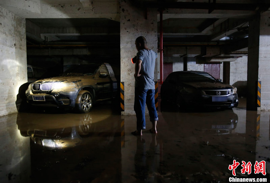 武汉暴雨超万台车被水泡 地下车库变“车冢”