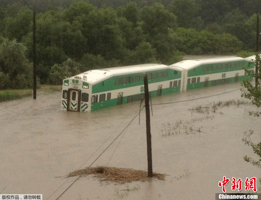 加拿大多伦多遇特大暴雨 列车变“游船”     