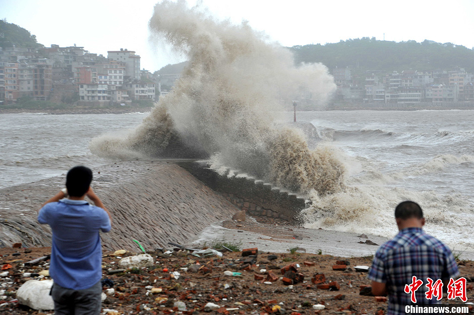 台风苏力登陆福建连江福建沿海掀起狂风巨浪