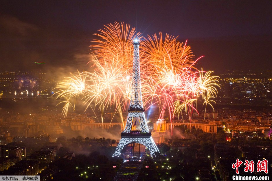 法国庆祝国庆日璀璨焰火照亮巴黎上空