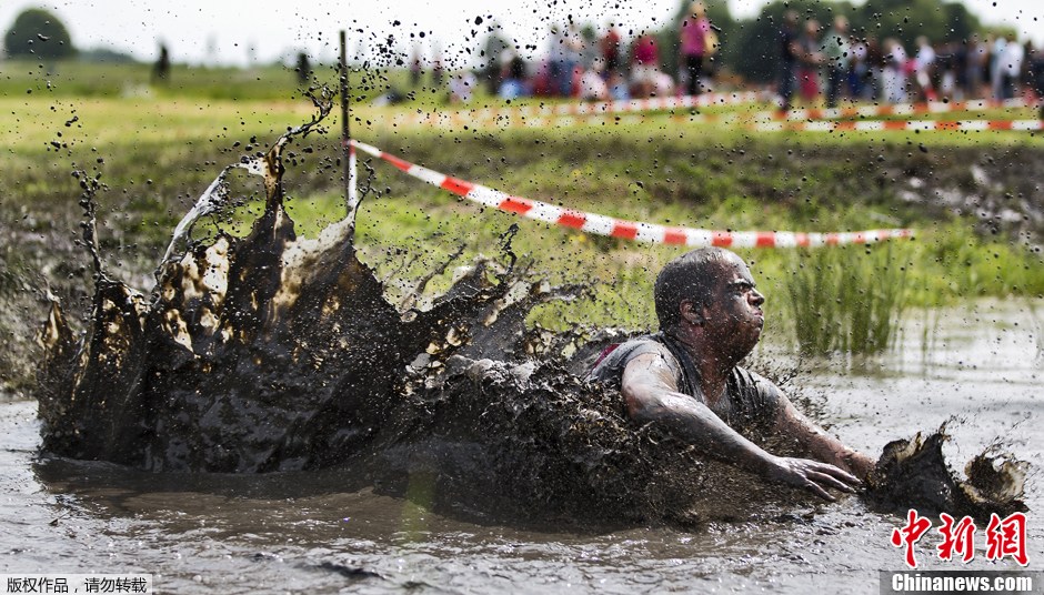 荷兰举行泥地马拉松赛疯狂畅洗泥巴浴