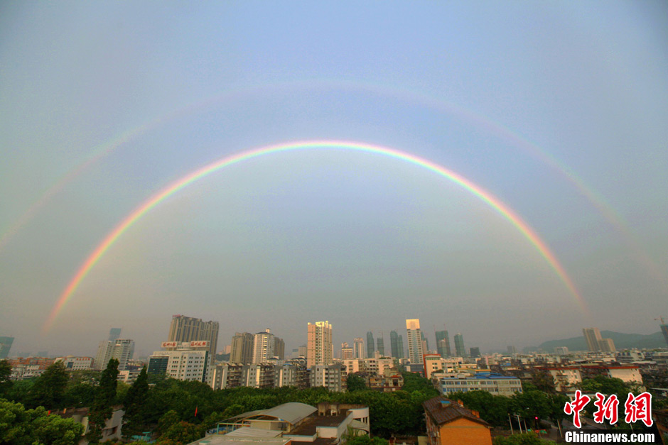 福州天空现罕见双彩虹