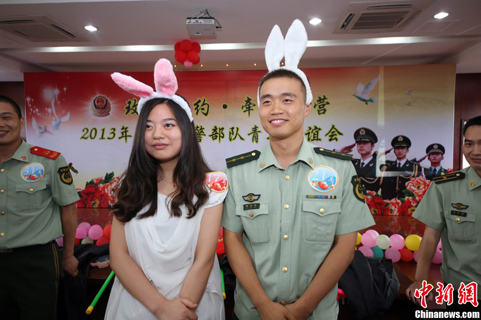 浙江武警大龄官兵与女青年相亲