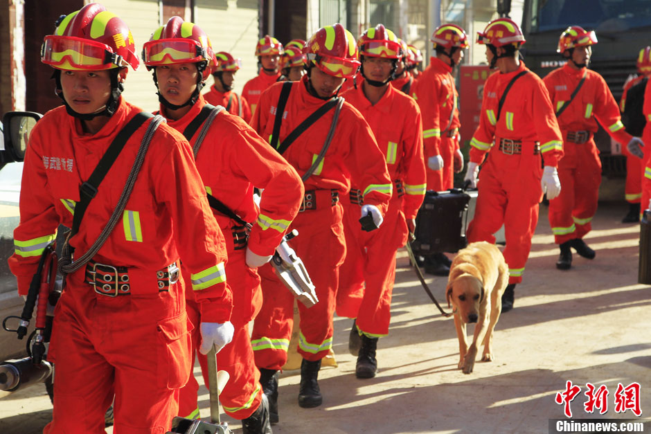 武警青海总队甘肃岷县地震救援队展开搜救