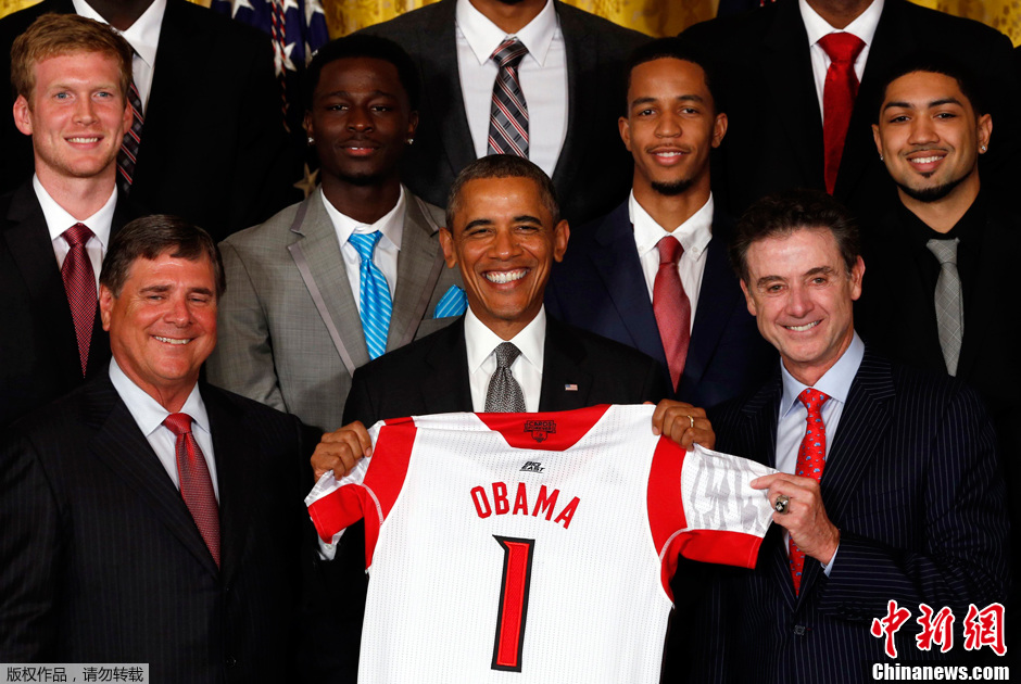奥巴马接见美国棒球队 获赠球棒球衣露笑颜 