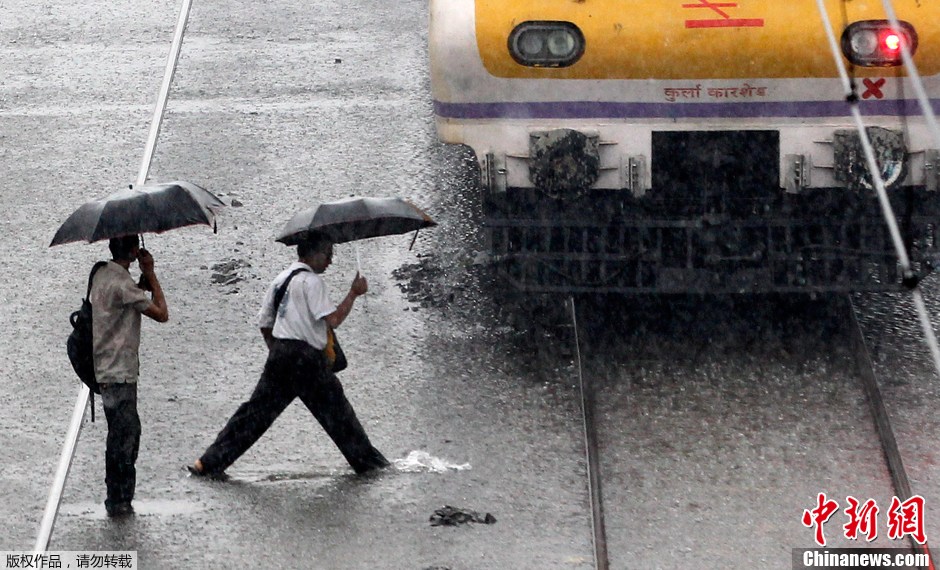 印度孟买遭暴雨袭击交通瘫痪   