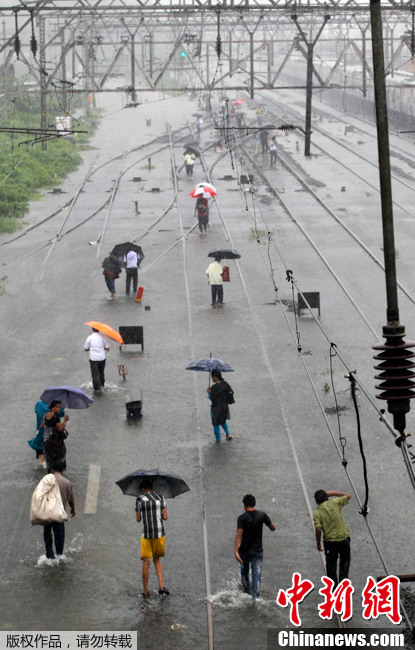 印度孟买遭暴雨袭击交通瘫痪   