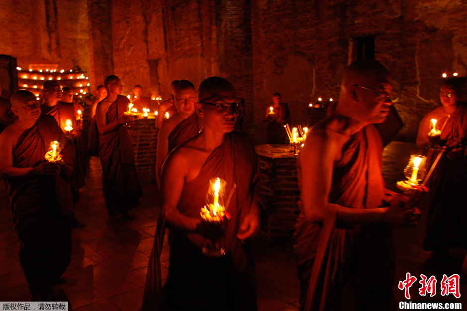 泰国曼谷僧人举行三宝佛节巡烛仪式
