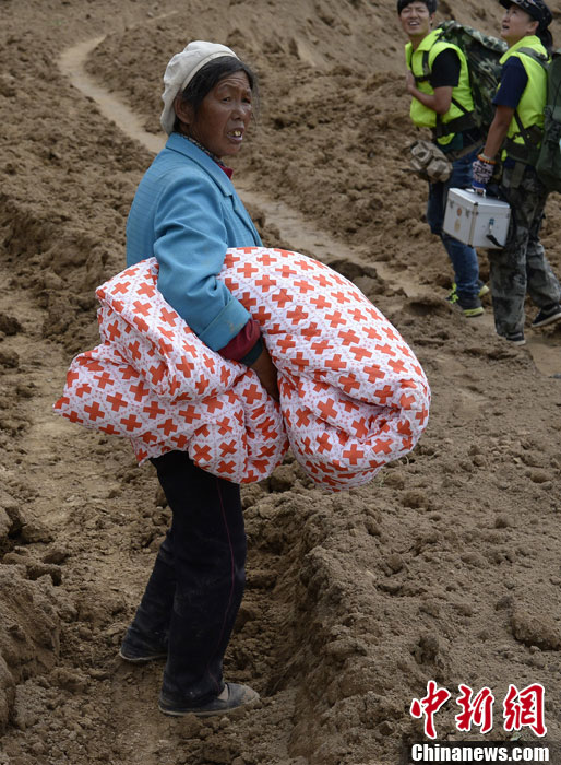 甘肃定西地震：重灾区村民领到救灾物资