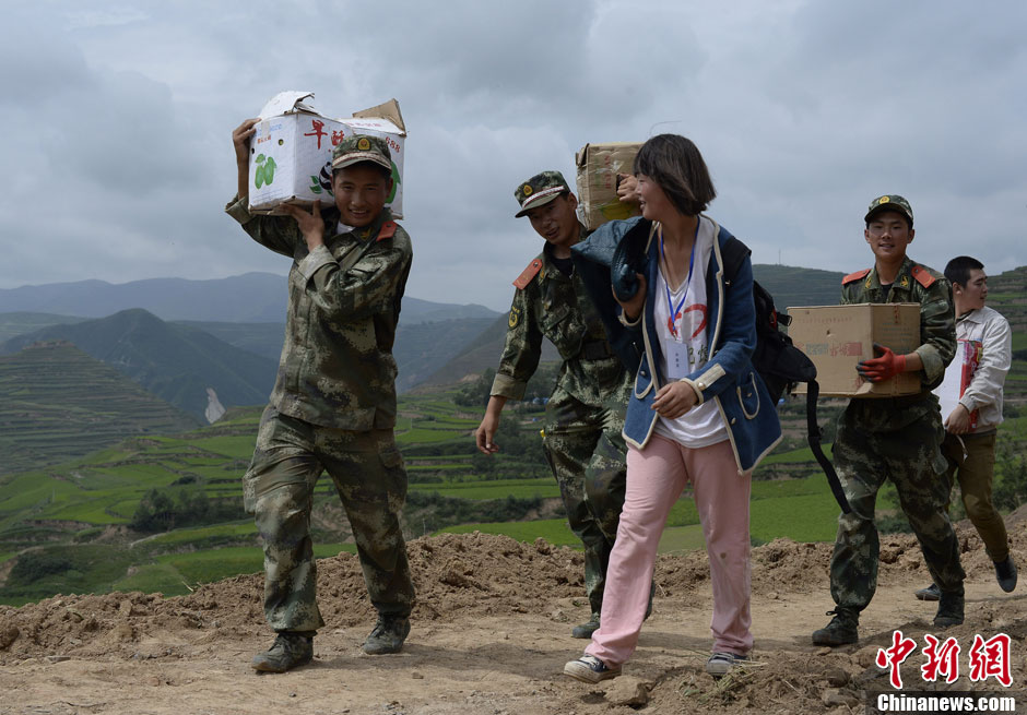 甘肃定西地震：武警与志愿者向灾区运送救灾物资