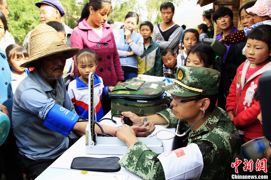 甘肃岷县地震：武警官兵为灾区民众提供医疗救助