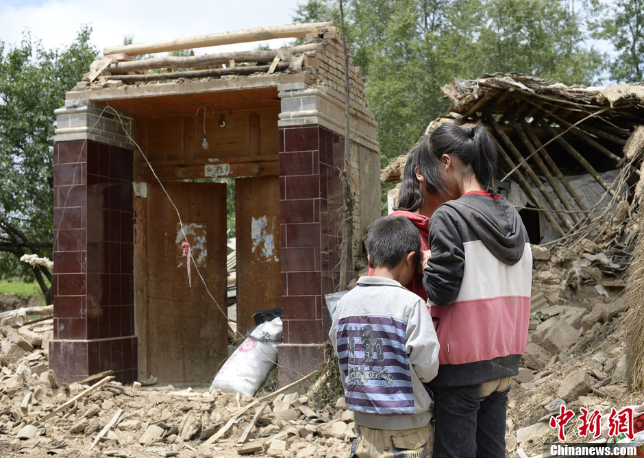 甘肃岷县漳县地震：重灾区的孤儿三姐弟