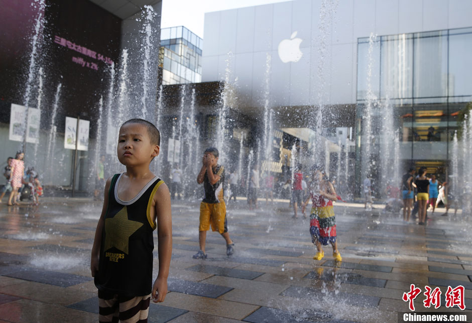 北京发布高温橙色预警 三里屯喷泉成孩童“避暑乐园”