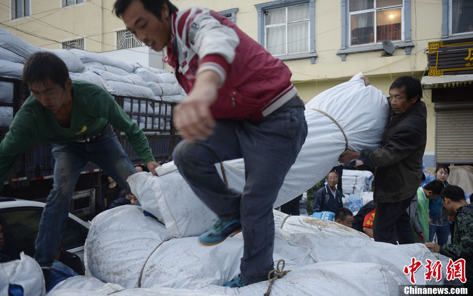 甘肃岷县漳县地震：救援部门向民众分发帐篷