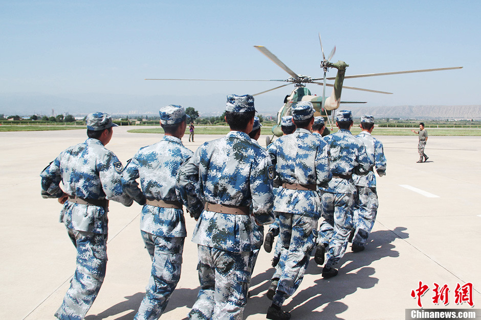 空军紧急出动直升机驰援甘肃灾区转运4名重伤员