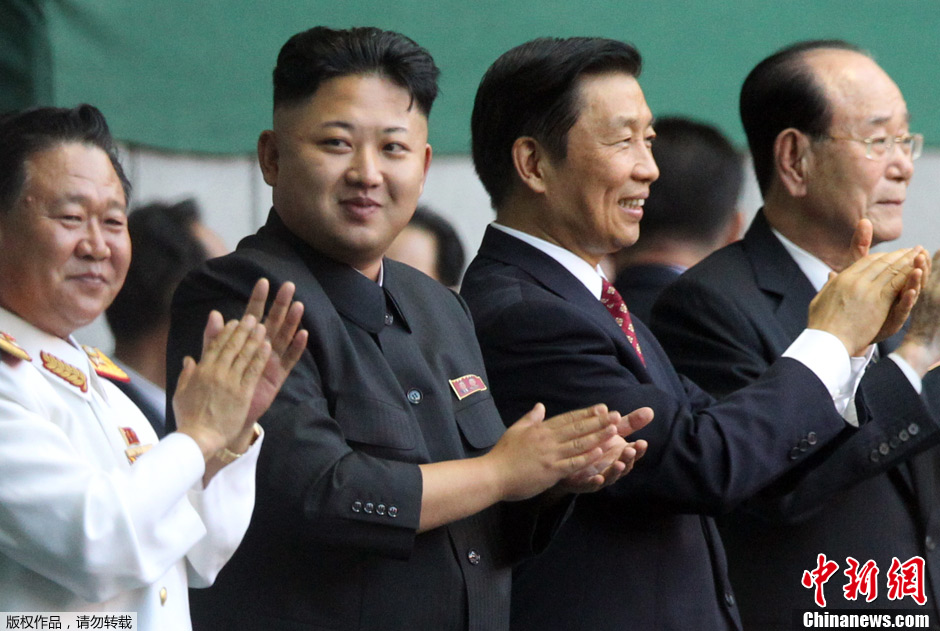 主席李源潮与朝鲜国防委员会第一委员长金正恩在平壤观看了朝鲜大型团