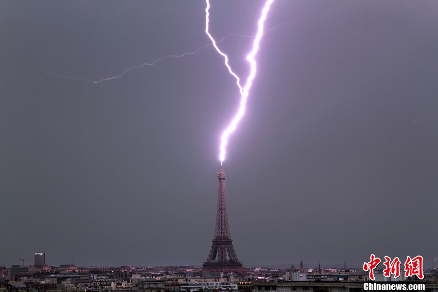 闪电击中埃菲尔铁塔瞬间 场面震撼