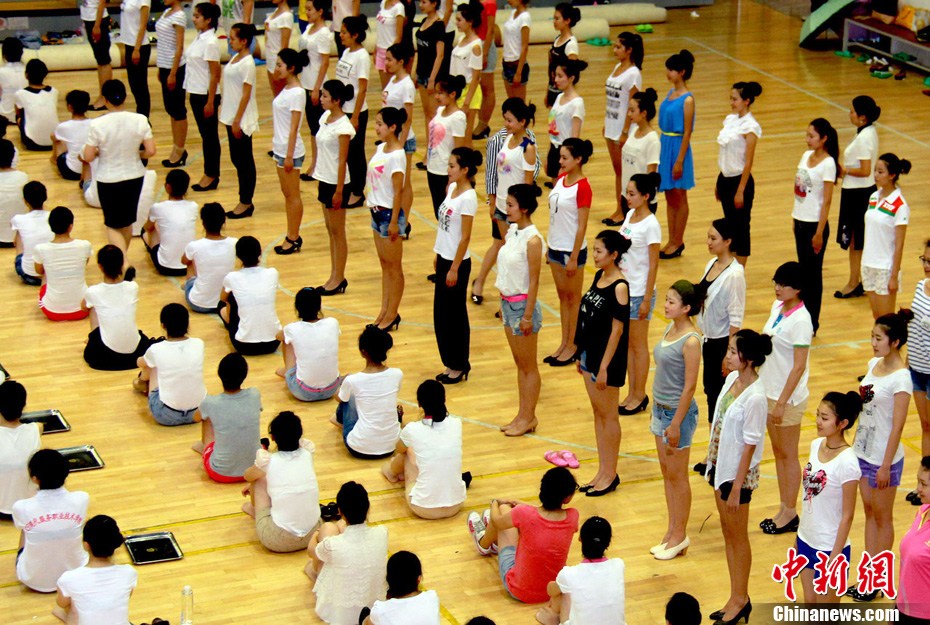 320名颁奖礼仪志愿者经过站姿,蹲姿,引领,手势,身韵,表情等强化训练