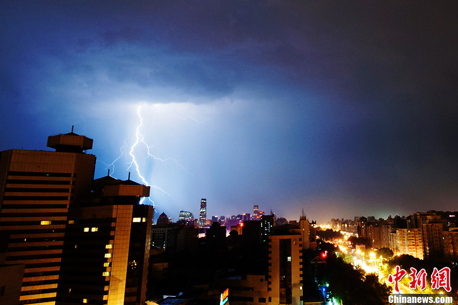 北京突降暴雨闪电划破夜空