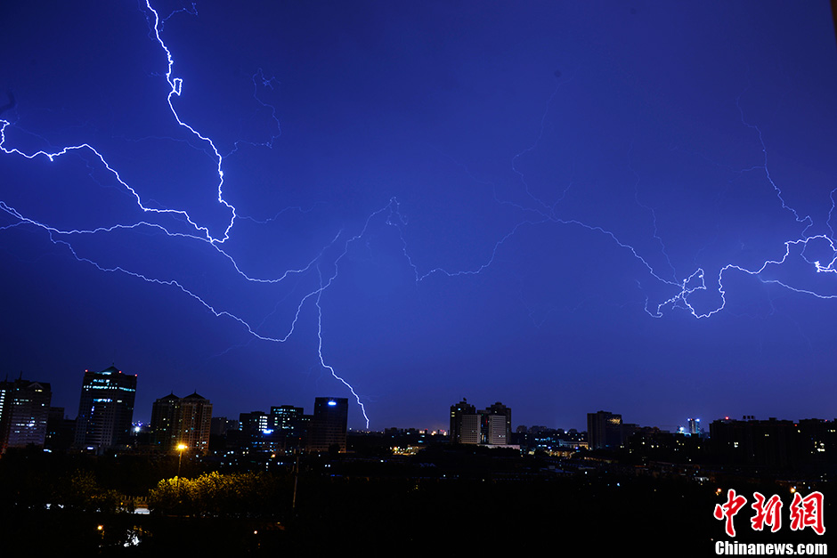北京连续两晚风雨雷电交加
