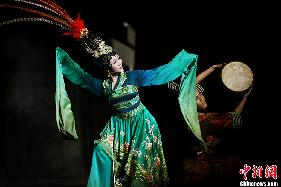 7月31日晚,李玉刚大型歌舞诗剧《四美图》亮相江苏无锡大剧院,他一人