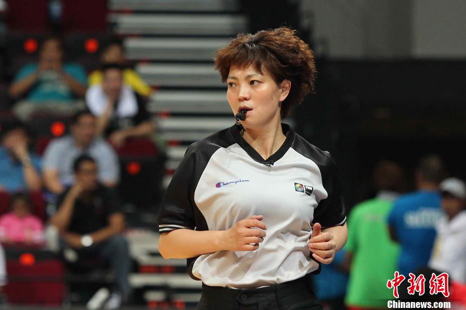 男篮亚锦赛场首现女裁判中国美女裁判彭玲创历史