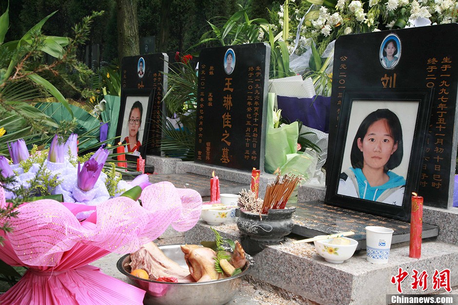 韩亚空难遇难者在故乡入土下葬