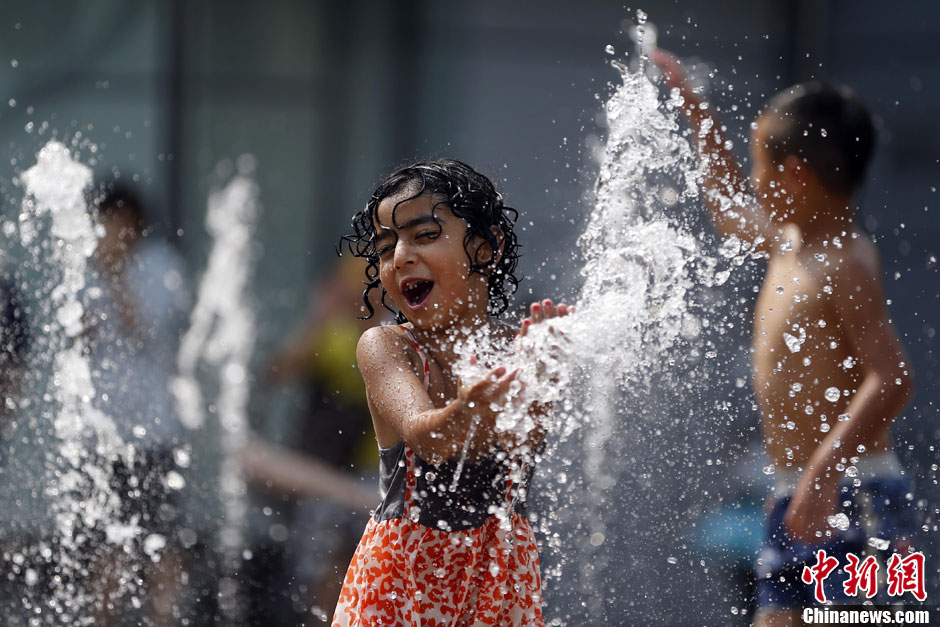 北京烈日炎炎孩童喷泉戏水降温