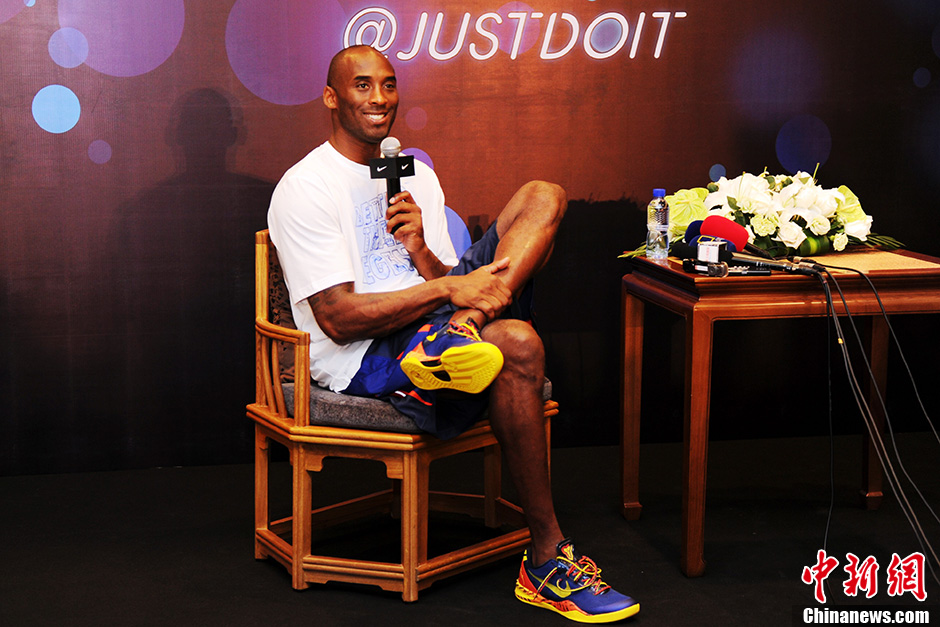 nba巨星科比首次亮相西安 号召青少年多运动