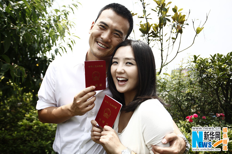 何洁晒结婚证幸福羞涩小鸟依人九月嫁赫子铭