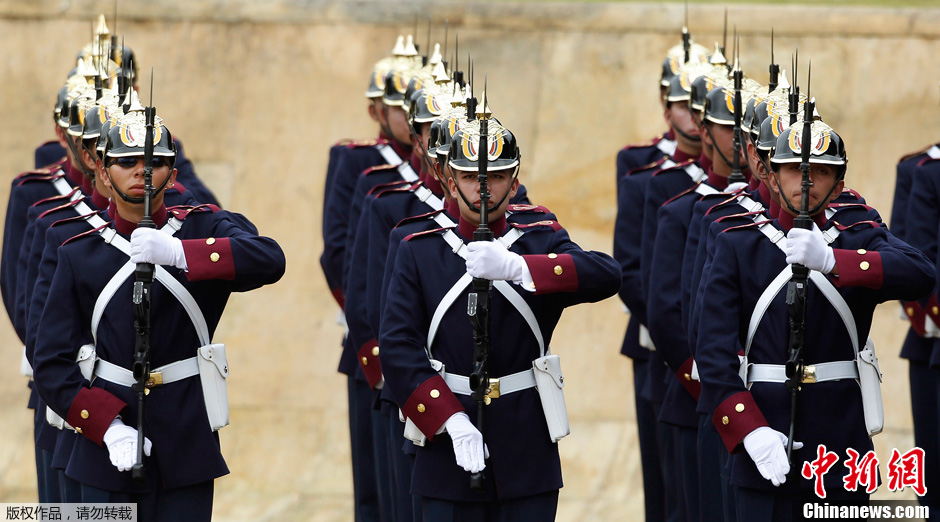 哥伦比亚举行独立日阅兵