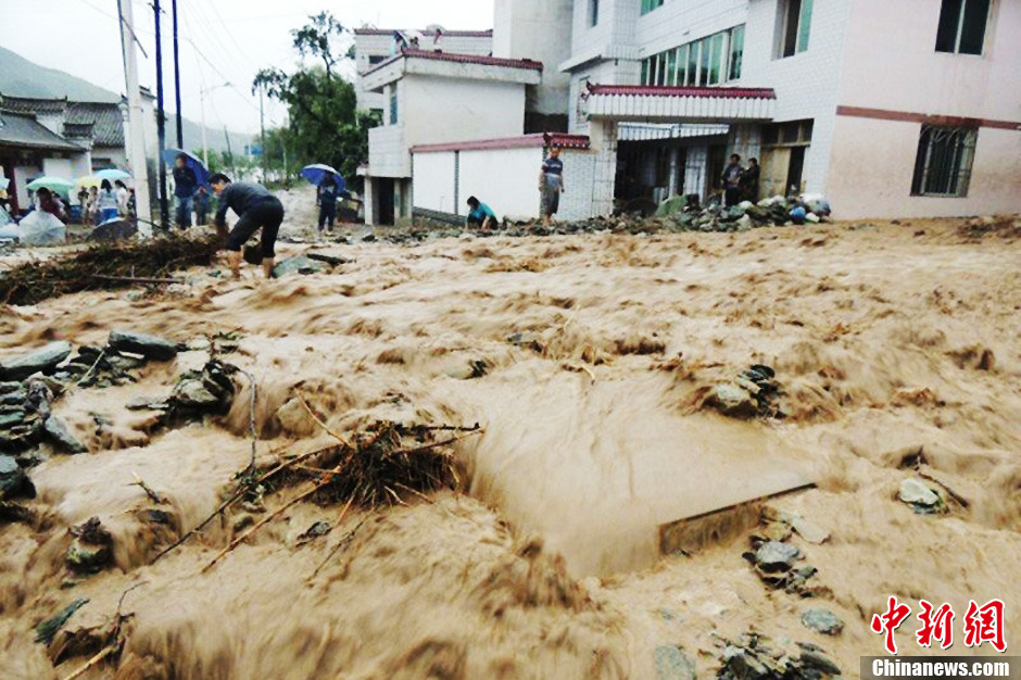 甘肃文县遭暴雨洪涝侵袭损失惨重
