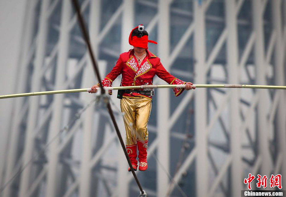 高空王阿迪力成功走钢丝横跨珠江