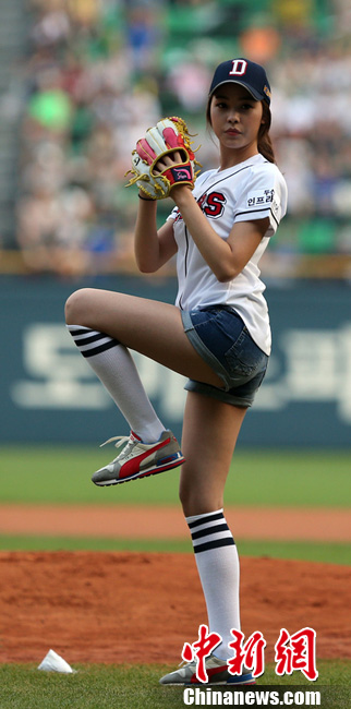 韩国首尔,2013年韩国小姐冠军柳艺彬为棒球赛开球