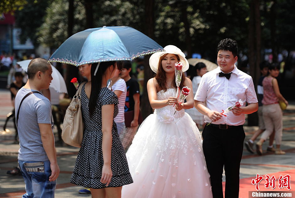 重庆商场“七夕节”员工扮“新人”街头送玫瑰