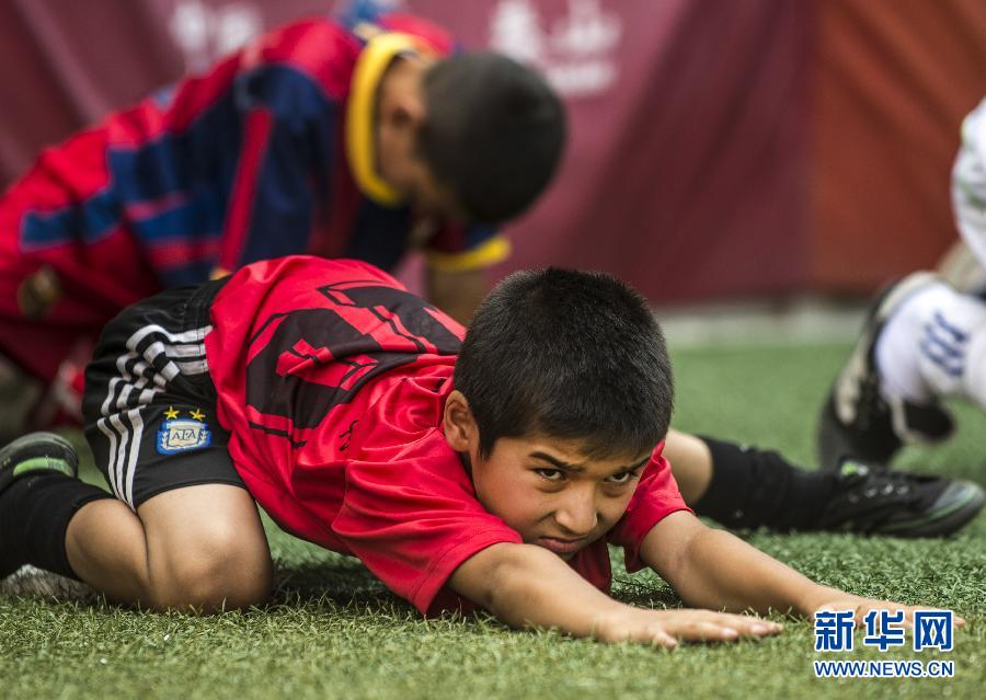 图片故事新疆足球小将坚守足球梦