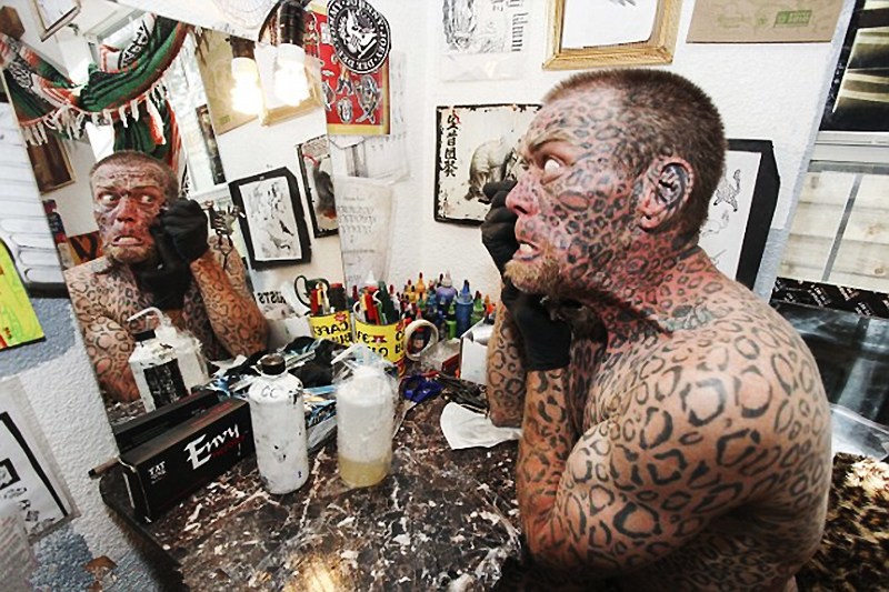 美男子变半兽人历经20年在全身纹满豹纹