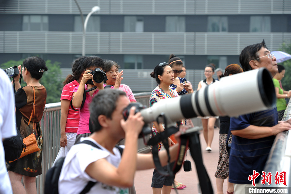 楼顶别墅拆除过程引围观市民媒体驻足拍摄