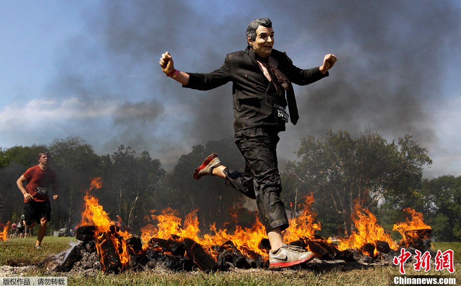 美国举行战士向前冲障碍赛面具大叔上演跳火坑