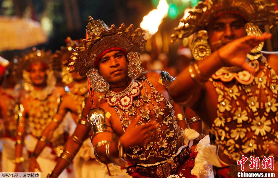 斯里兰卡民众庆祝佛牙节