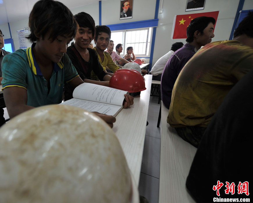 河北一工地建农民工学校为工人充电