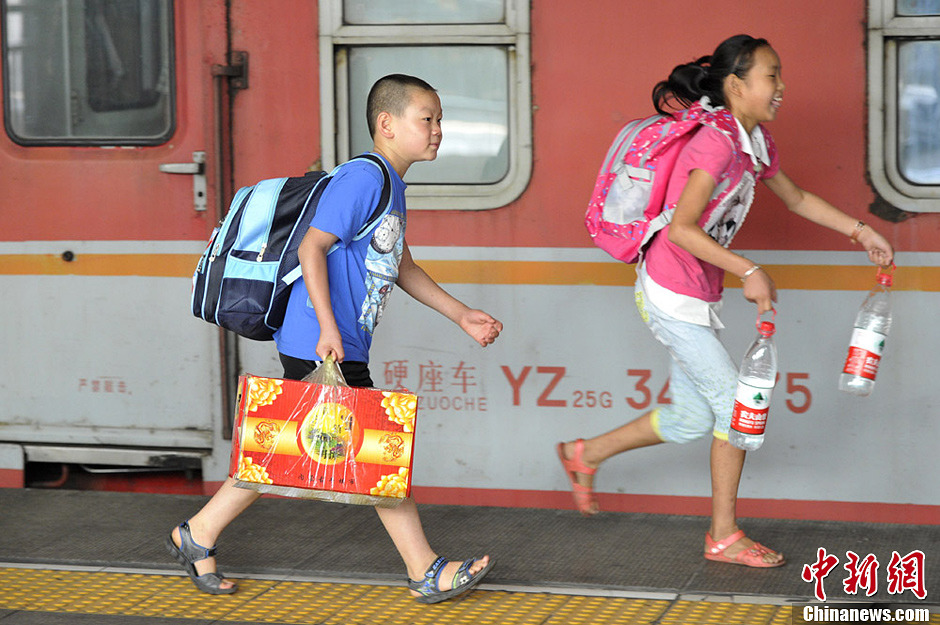山西太原小候鸟姐弟赶火车返乡