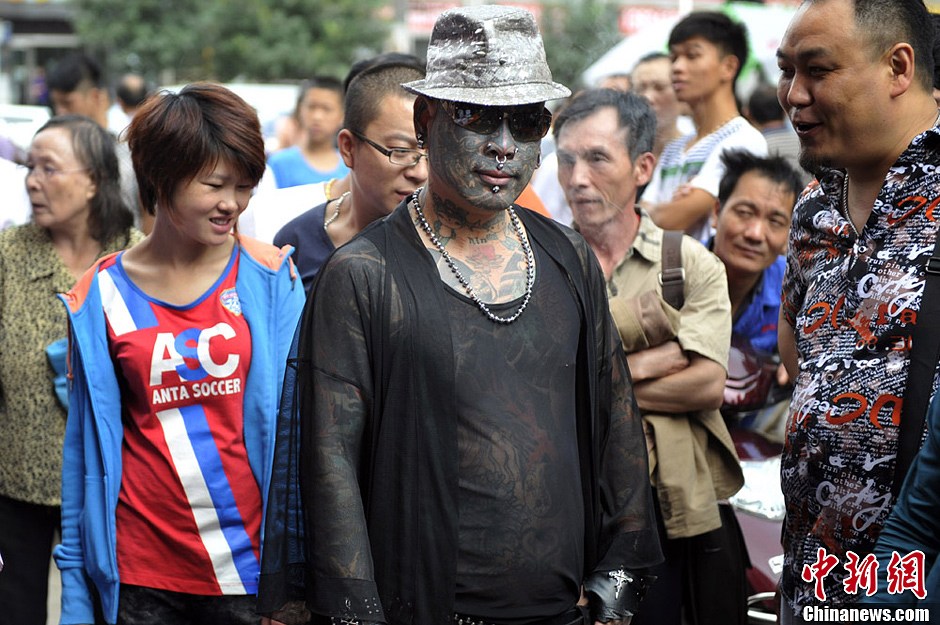 号称中国文身第一人现身山西引围观