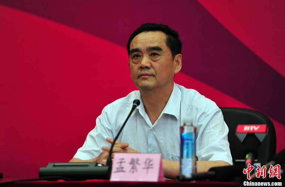 8月28日,辽宁省委宣传部副部长,十二运组委会新闻宣传部长孟繁华主持